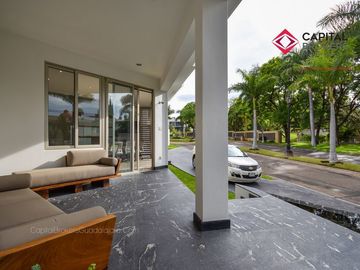 Casa en Venta de Lujo en Puerta de Hierro con Elevador y Cine
