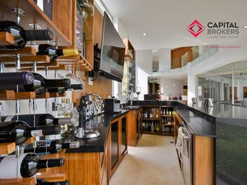 Casa en Venta de Lujo en Puerta de Hierro con Elevador y Cine