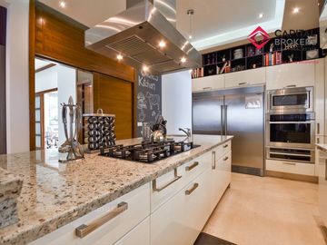 Casa en Venta de Lujo en Puerta de Hierro con Elevador y Cine
