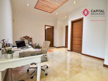Casa en Venta de Lujo en Puerta de Hierro con Elevador y Cine