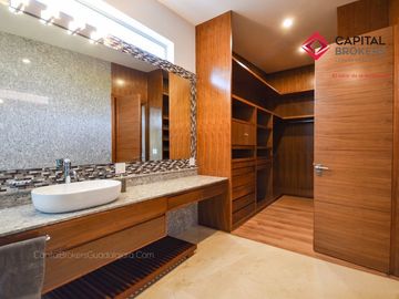 Casa en Venta de Lujo en Puerta de Hierro con Elevador y Cine