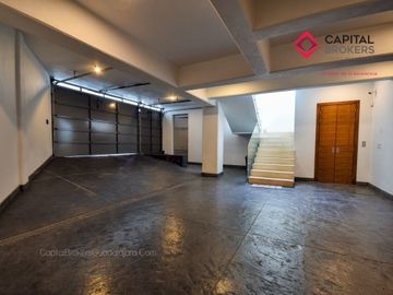 Casa en Venta de Lujo en Puerta de Hierro con Elevador y Cine