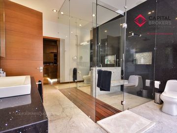 Casa en Venta de Lujo en Puerta de Hierro con Elevador y Cine
