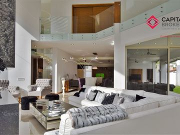 Casa en Venta de Lujo en Puerta de Hierro con Elevador y Cine