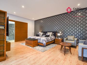 Casa en Venta de Lujo en Puerta de Hierro con Elevador y Cine