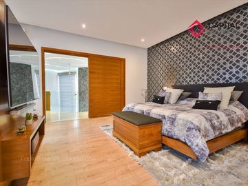 Casa en Venta de Lujo en Puerta de Hierro con Elevador y Cine