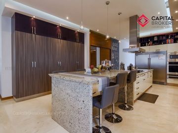 Casa en Venta de Lujo en Puerta de Hierro con Elevador y Cine