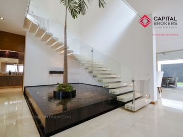 Casa en Venta de Lujo en Puerta de Hierro con Elevador y Cine