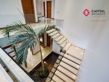 Casa en Venta de Lujo en Puerta de Hierro con Elevador y Cine