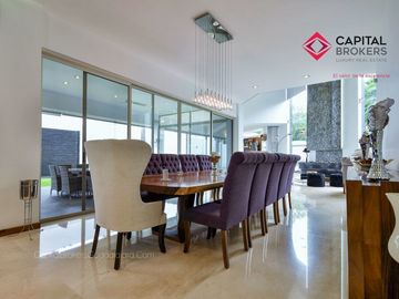 Casa en Venta de Lujo en Puerta de Hierro con Elevador y Cine