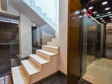 Casa en Venta de Lujo en Puerta de Hierro con Elevador y Cine