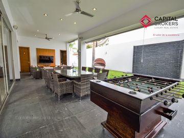 Casa en Venta de Lujo en Puerta de Hierro con Elevador y Cine