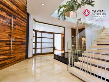 Casa en Venta de Lujo en Puerta de Hierro con Elevador y Cine
