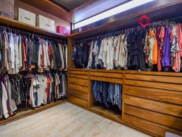 Casa en Venta de Lujo en Puerta de Hierro con Elevador y Cine