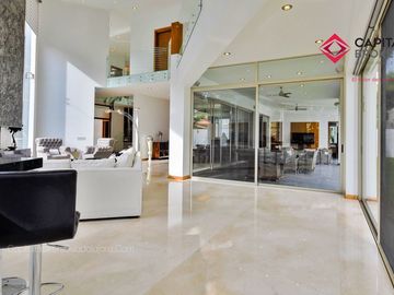 Casa en Venta de Lujo en Puerta de Hierro con Elevador y Cine