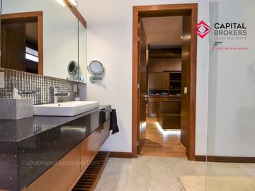 Casa en Venta de Lujo en Puerta de Hierro con Elevador y Cine