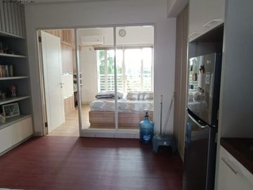 Apt Cosmopolis tipe 1BR full furnished Lantai 3, view pool