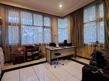 Rumah Modern Posisi Hoek Ceiling Tinggi 2 Lantai di Lebak Bulus