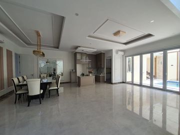 Rumah mewah luxury dalam dengan kolam renang pribadi, dalam perumahan elite Perumahan Merapi View