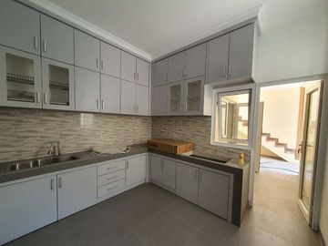 Rumah mewah luxury dalam dengan kolam renang pribadi, dalam perumahan elite Perumahan Merapi View