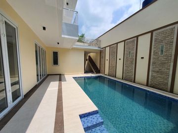 Rumah mewah luxury dalam dengan kolam renang pribadi, dalam perumahan elite Perumahan Merapi View