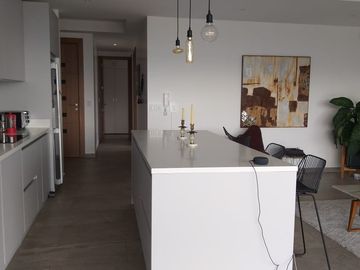 VENTA DE DEPARTAMENTO MODERNO 2 DORMITORIOS * CUMBAYA *