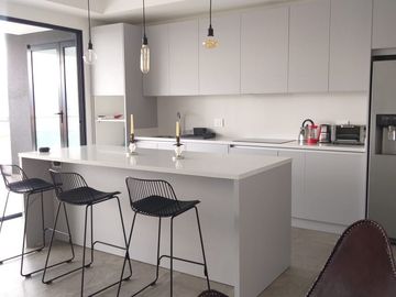 VENTA DE DEPARTAMENTO MODERNO 2 DORMITORIOS * CUMBAYA *