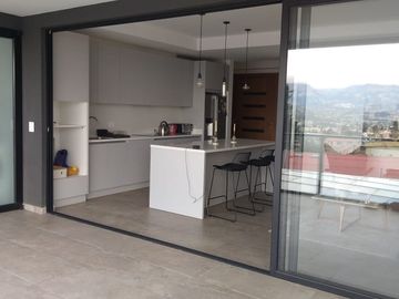 VENTA DE DEPARTAMENTO MODERNO 2 DORMITORIOS * CUMBAYA *