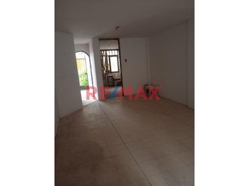 ✨ ¡Oportunidad Única en Chiclayo! ✨

Descubre tu nuevo hogar en la acogedora y céntrica ubicación de Urb. El Paraíso - Los Ángeles N° 235. Esta casa