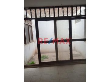 ✨ ¡Oportunidad Única en Chiclayo! ✨

Descubre tu nuevo hogar en la acogedora y céntrica ubicación de Urb. El Paraíso - Los Ángeles N° 235. Esta casa