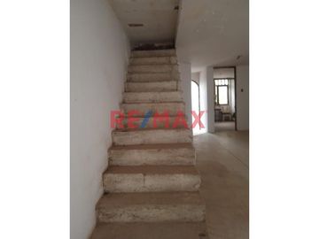 ✨ ¡Oportunidad Única en Chiclayo! ✨

Descubre tu nuevo hogar en la acogedora y céntrica ubicación de Urb. El Paraíso - Los Ángeles N° 235. Esta casa