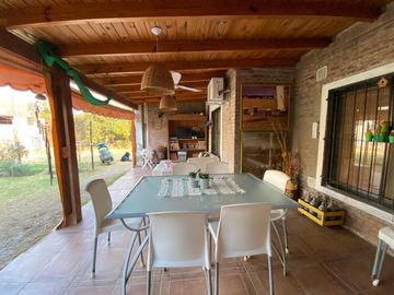 Casa Funes  tres dormitorios con pileta en venta