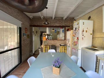 Casa Funes  tres dormitorios con pileta en venta