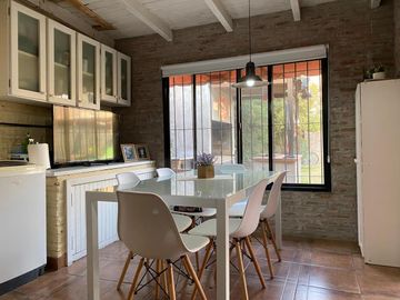 Casa Funes  tres dormitorios con pileta en venta
