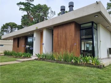 Moderna- Minimalista en una sola planta, Venta y alquiler temporario