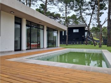 Moderna- Minimalista en una sola planta, Venta y alquiler temporario