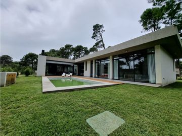 Moderna- Minimalista en una sola planta, Venta y alquiler temporario