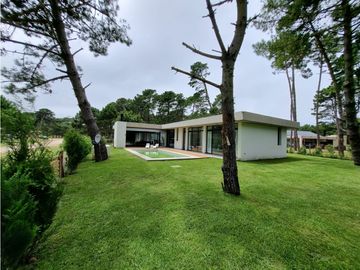 Moderna- Minimalista en una sola planta, Venta y alquiler temporario