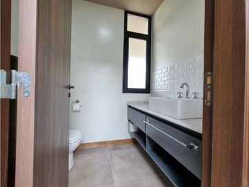 Moderna- Minimalista en una sola planta, Venta y alquiler temporario