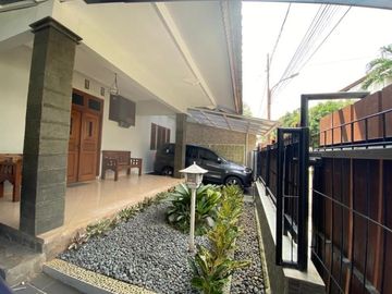DIJUAL RUMAH JAKARTA SELATAN SIAP HUNI TERAWAT DEKAT STASIUN MRT LEBAK BULUS