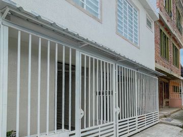 VENTA CASA TRIFAMILIAR DOS PISOS PALMIRA. Cod V6394