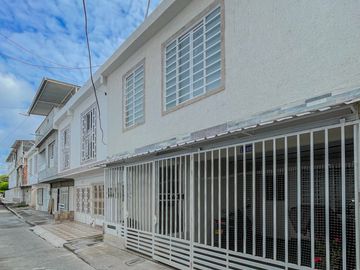 VENTA CASA TRIFAMILIAR DOS PISOS PALMIRA. Cod V6394