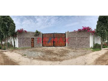Características del Terreno:

Este fundo es un exclusivo predio de 50,000 m2 completamente cercado y adornado con sauces, buganvilias y árboles frut
