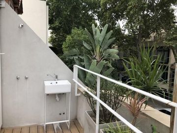 NUÑEZ, Excelente Monoambiente divisible c /balcón. Fte con fachada de época. Parrilla, solarium y pileta.