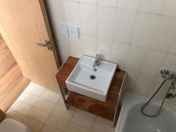 NUÑEZ, Excelente Monoambiente divisible c /balcón. Fte con fachada de época. Parrilla, solarium y pileta.