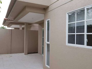 Venta de magnifica casa esquinera 4 dormitorios  en Urb. Casalaguna via Samborondon.