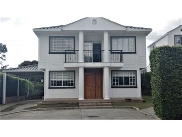 Vendo Hermosa casa en la Avenida Centenario, Armenia -Quindio
