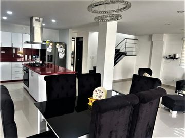 Vendo Hermosa casa en la Avenida Centenario, Armenia -Quindio