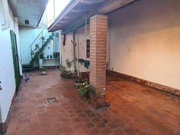 VENTA DE CHALET 4 AMBIENTES EN MONTE GRANDE - EN ESQUINA - A METROS DE AVENIDA E. SANTAMARINA