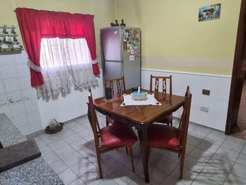 VENTA DE CHALET 4 AMBIENTES EN MONTE GRANDE - EN ESQUINA - A METROS DE AVENIDA E. SANTAMARINA